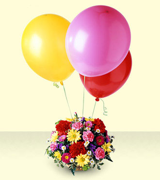 Mixed basket of 15 flowers with 3 balloons